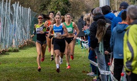 Zulema Fuentes-Pila, al frente del grupo en la carrera femenina.