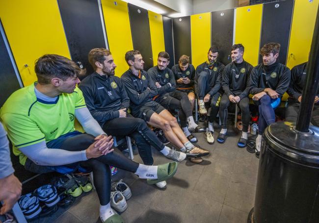 Los futbolistas del Cayón, ayer en el vestuario del Fernando Astobiza.