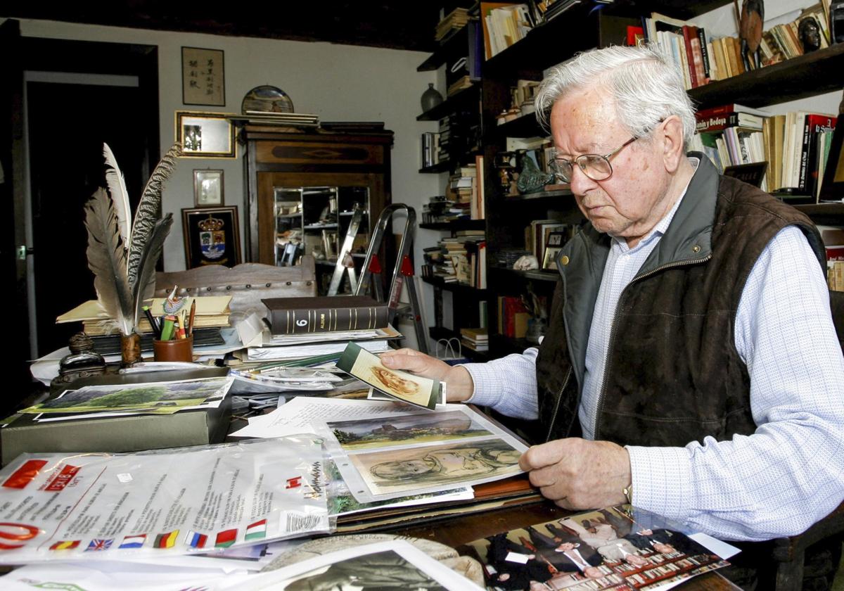 Julio Sanz Saiz, pintor y poeta, en su casa de Barcenaciones.