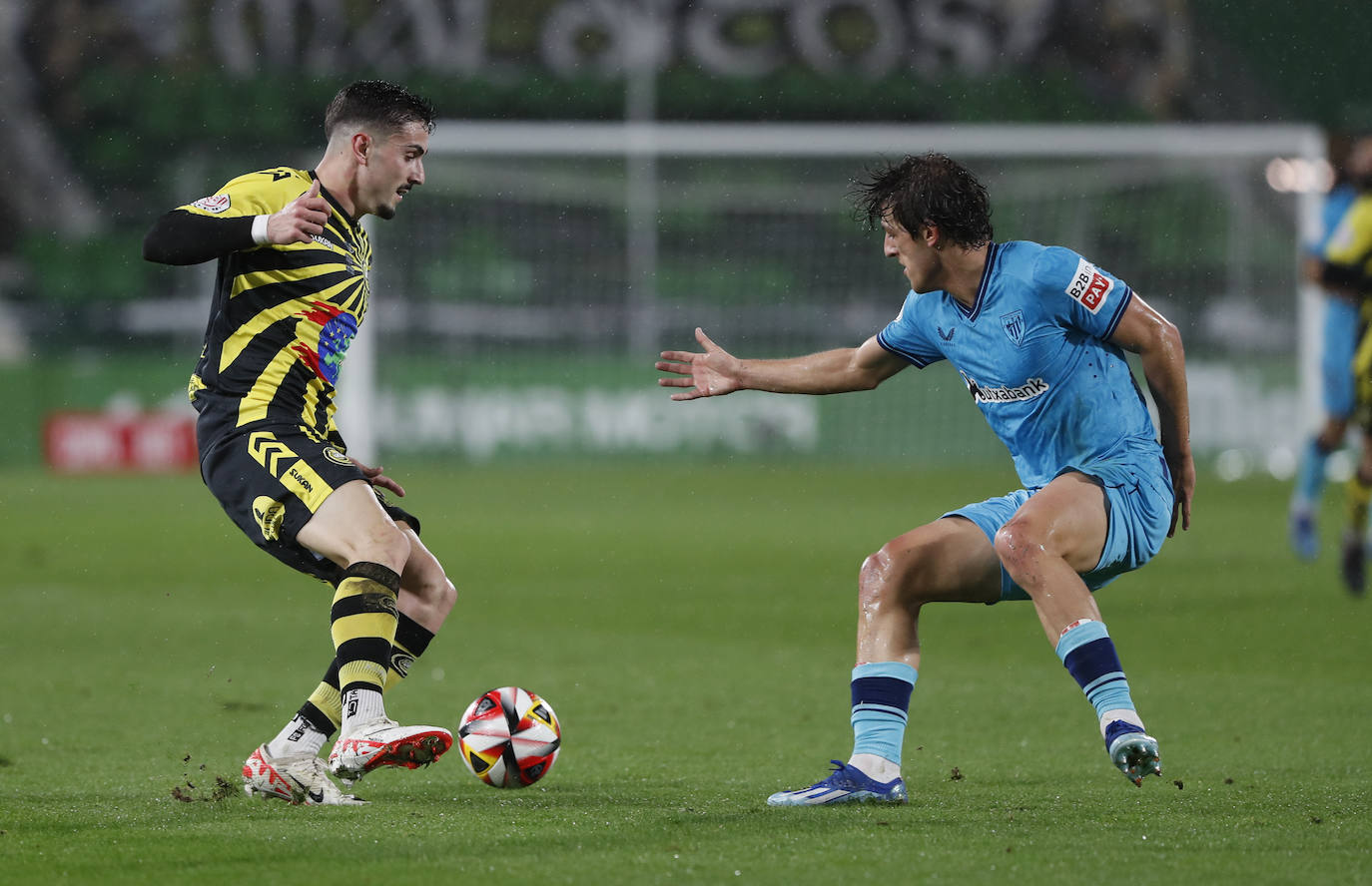 Jesús Villar controla la pelota frente a un jugador del Athletic.