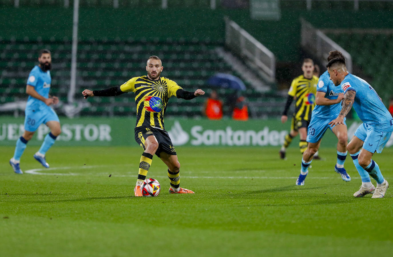 Cañizo intenta avanzar con la pelota ante varios rivales.