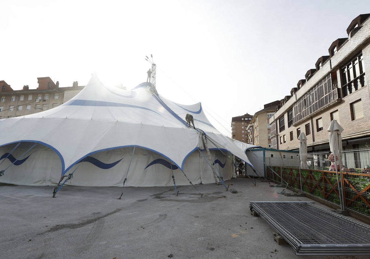 Operarios ultiman la instalación de la carpa, este miércoles, en Torrelavega.