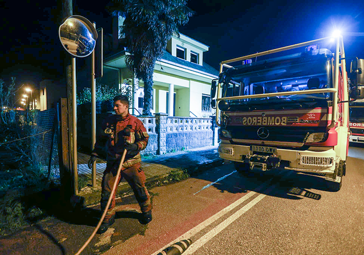 Los bomberos del 112 intervienen en el incendio de la casa de Tanos este pasado miércoles