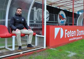 Mario Gutiérrez Tagle, en el banquillo del Laredo, su nuevo club.