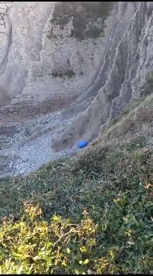 Aparece otro bidón en una cala, entre Cerrias y Portio