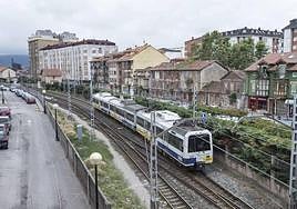 El tren, a su paso por Maliaño.