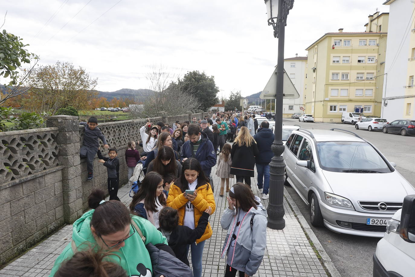 Las familias formaron largas colas desde primera hora.