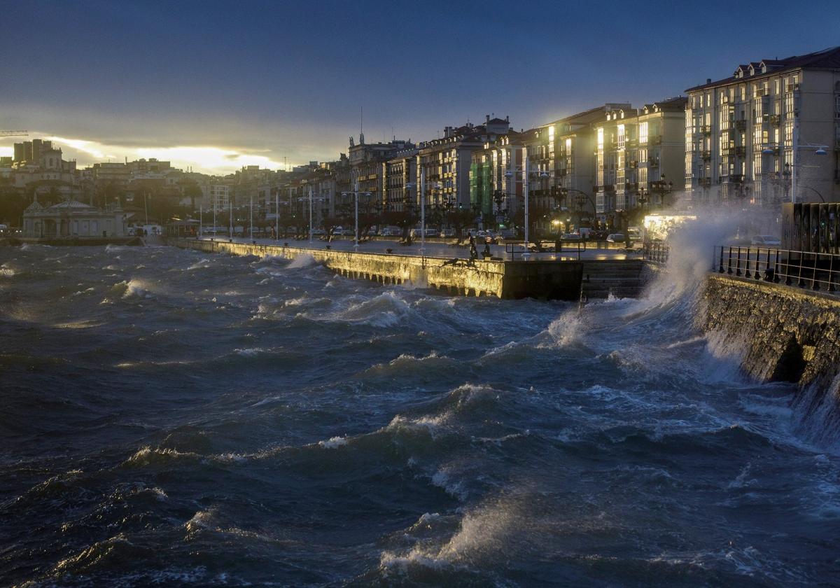 Enero. Amanecer con viento sur en la bahía de Santander.