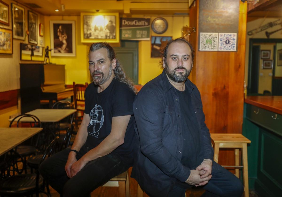 Los nuevos responsables del Rvbicón, Iván Velasco y Pablo López, esta semana en el local, aún a puerta cerrada.