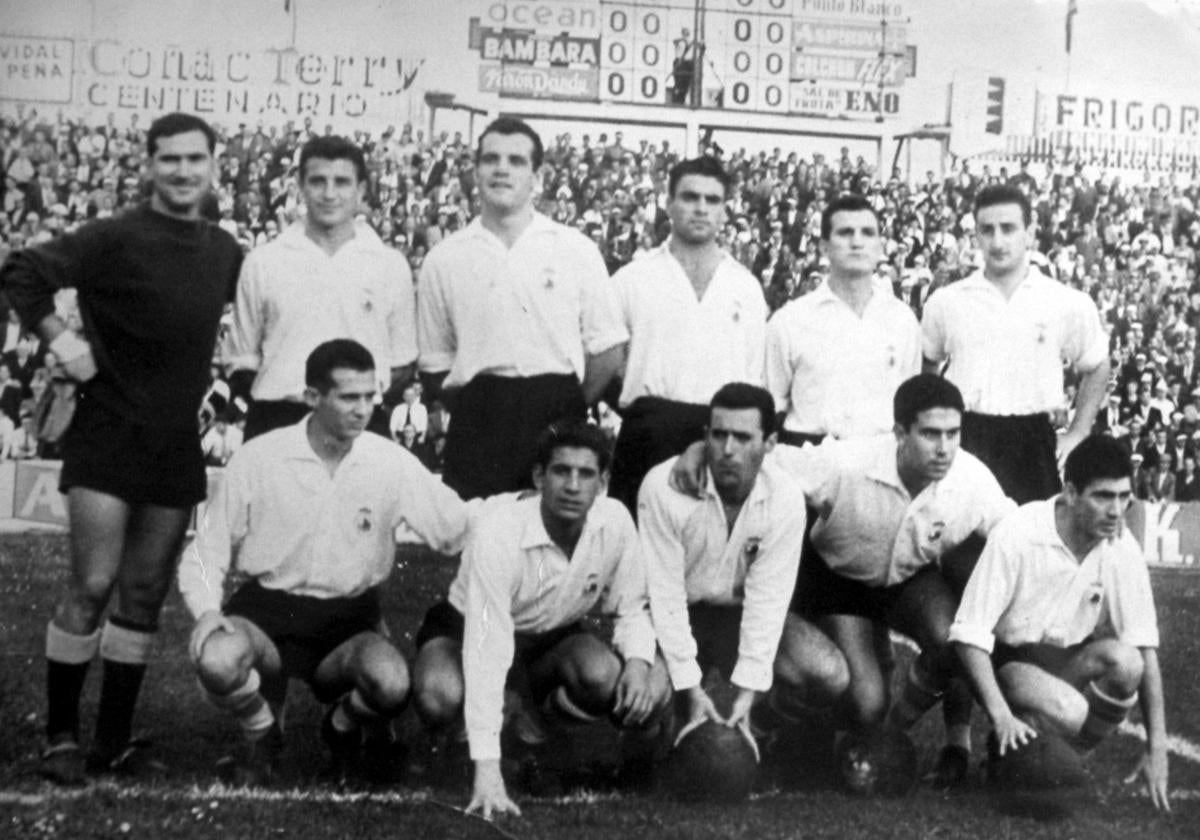 Una alineación del Racing de la temporada 1957-58. De izquierda a derecha Lobera, Santín, Paco Santamaría, Trueba, Araujo y Pardo. Agachados, López Rico, Arsuaga, Gómez, Duró y Urdiales.