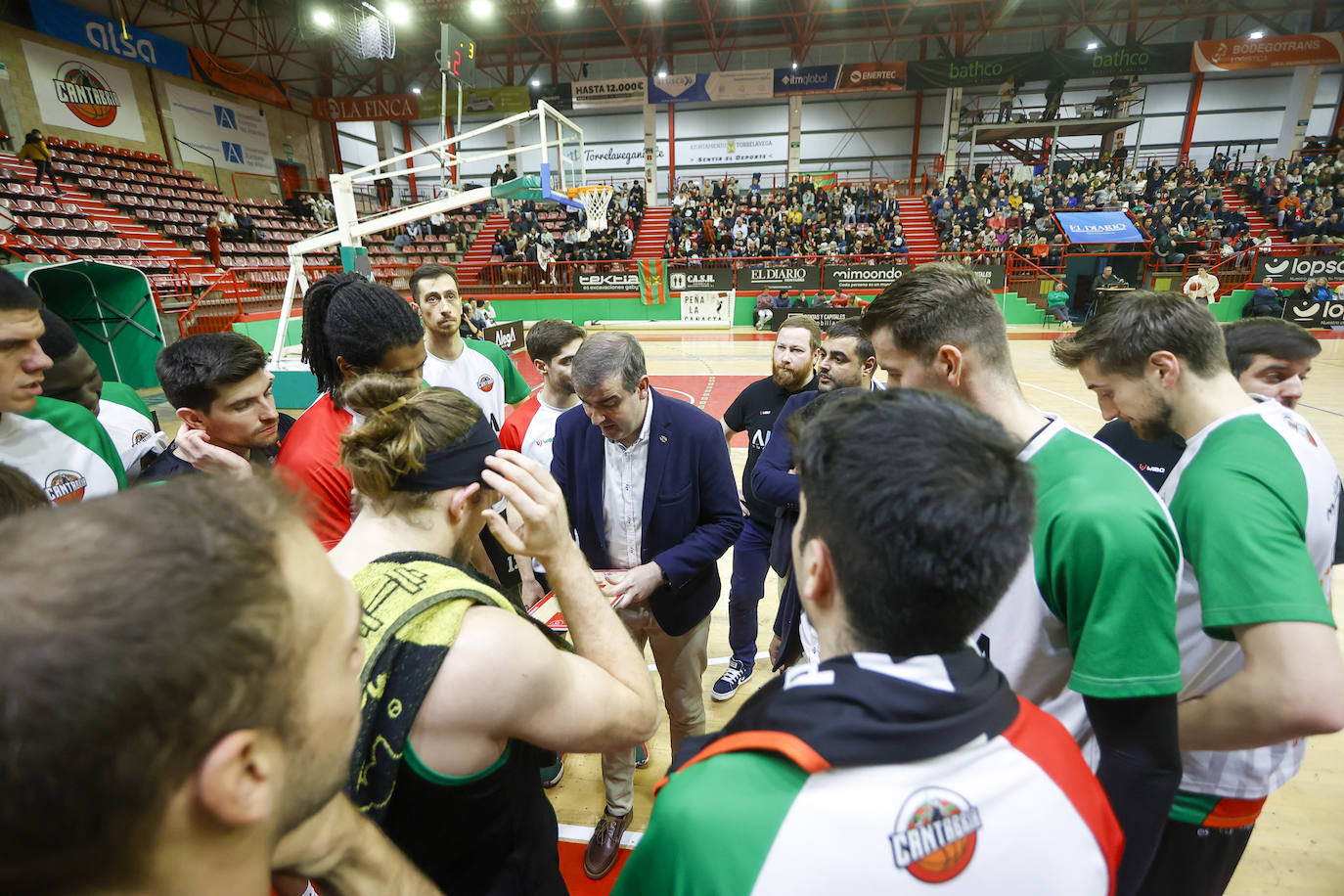 Magas y su cuerpo técnico dan indicaciones a sus jugadores.