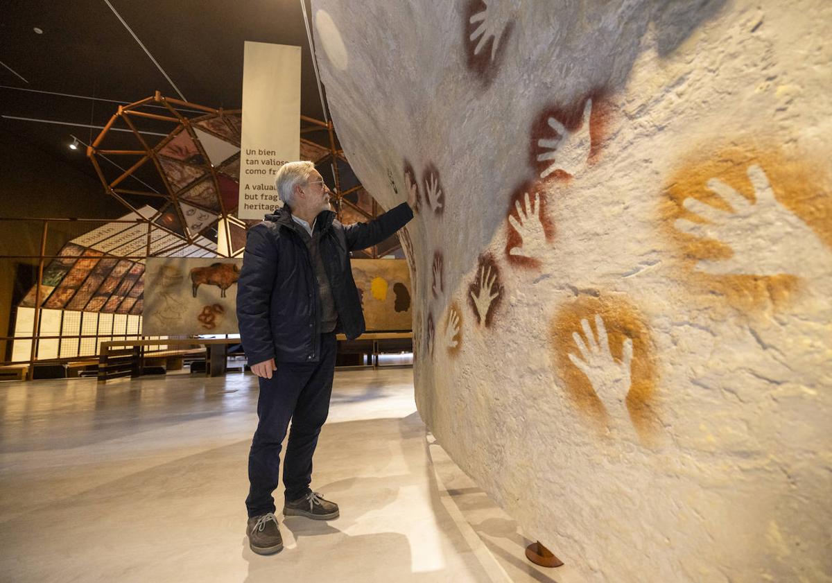 Imagen principal - 1. Roberto Ontañón, director del Mupac y de las Cuevas Prehistóricas de Cantabria,,posa su mano sobre una de las instalaciones más llamativas de las salas. | 2. Vista general del segundo ámbito temático dedicado al conocimiento. | 3. 