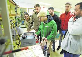 Alumnos del IES Santa Cruz (Castañeda) visitan los laboratorios de la ETS de Ingeniería Industrial y de Telecomunicación.