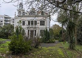 Imagen de la finca Quinta Labat, con la vegetación creciendo sin freno por el jardín. Al fondo, el inmueble, también sin cuidado ninguno.