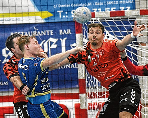 Fabricio Casanova, en una acción de defensa para el Bathco