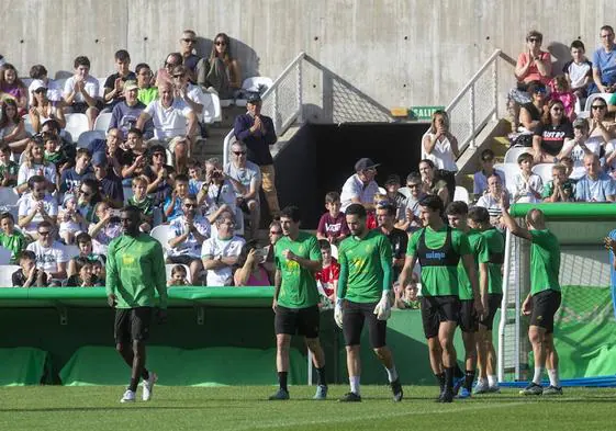 Los jugadores del Racing, durante un entrenamiento con público en los Campos de Sport.