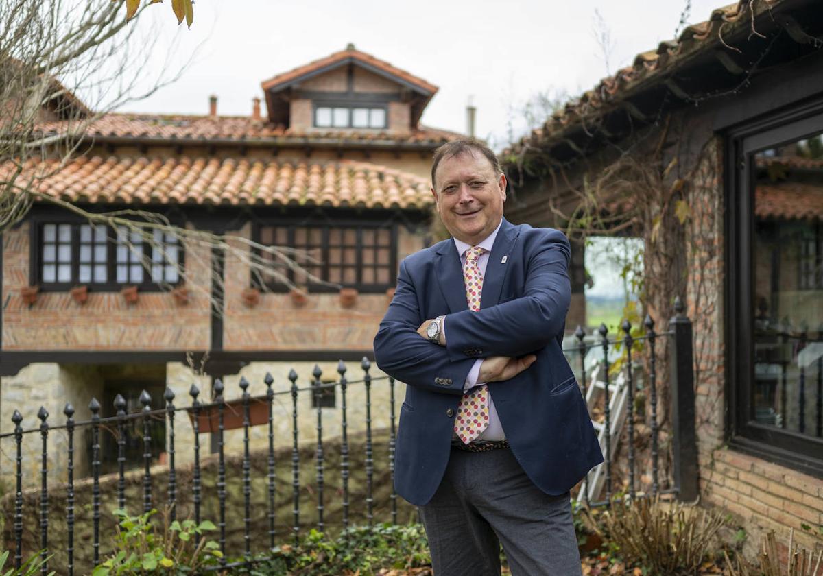 Jesús Blanco posa en su 'despacho', el jardín de su posada en Langre.