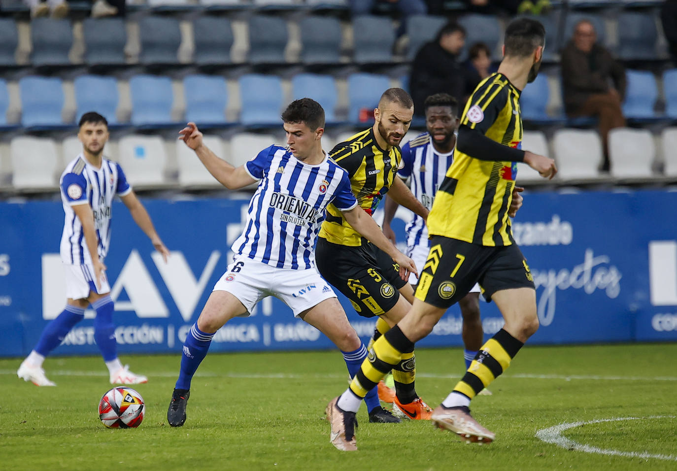 Alberto Gómez trata de controlar el balón ante la oposición de Cañizo. 