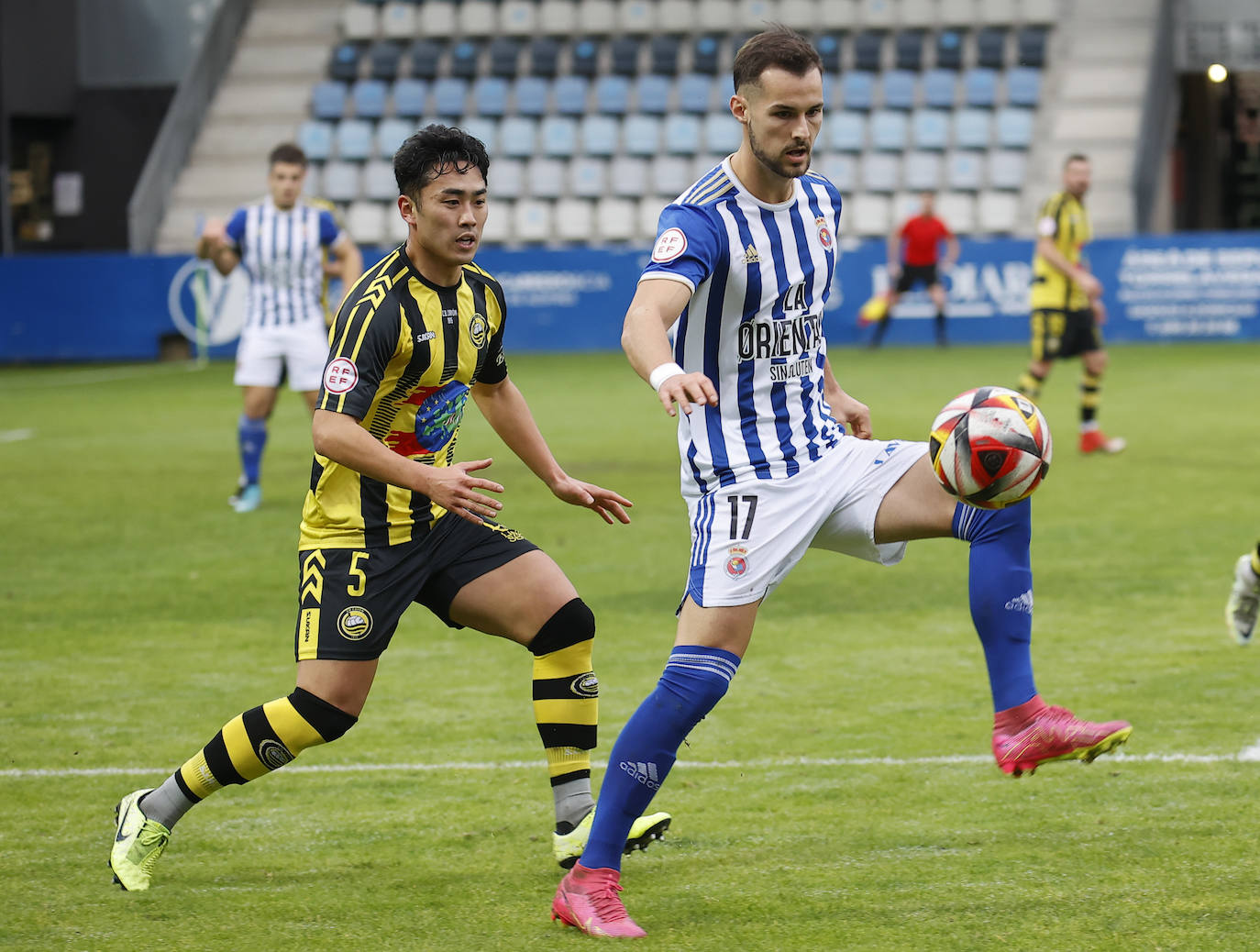 Javi Delgado controla la pelota ante Hitoshi.