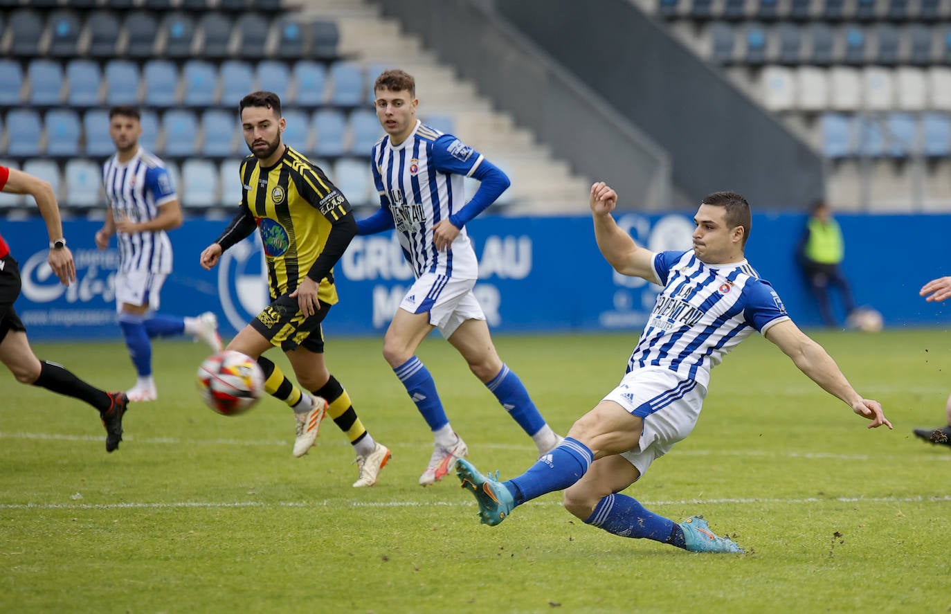 Tobar despeja el balón en un lance del partido.