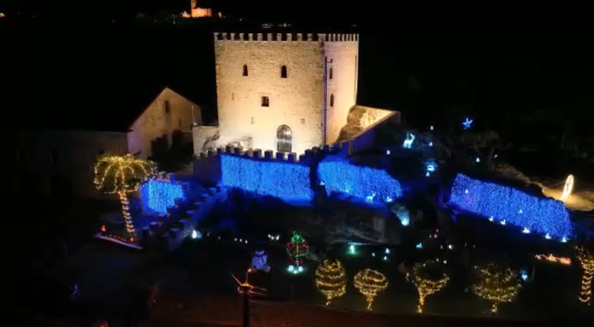 Iluminación navideña en la torre de Isla