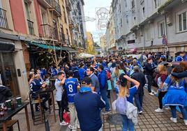 Aficionados del Oviedo en la calle Peña Herbosa.