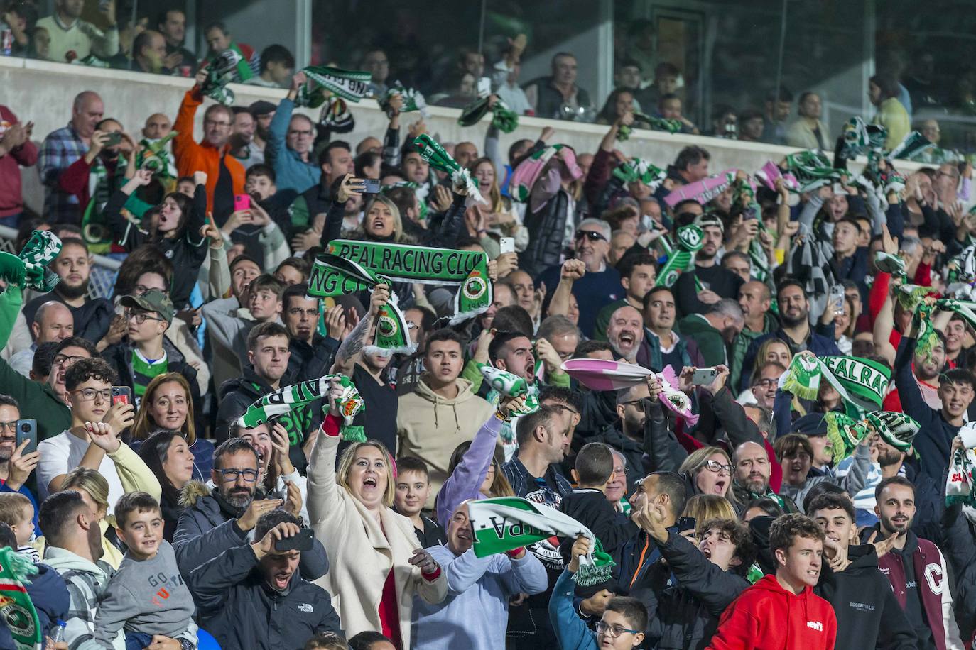 El ritmo frenético del partido hizo disfrutar a la hinchada verdiblanca en El Sardinero.