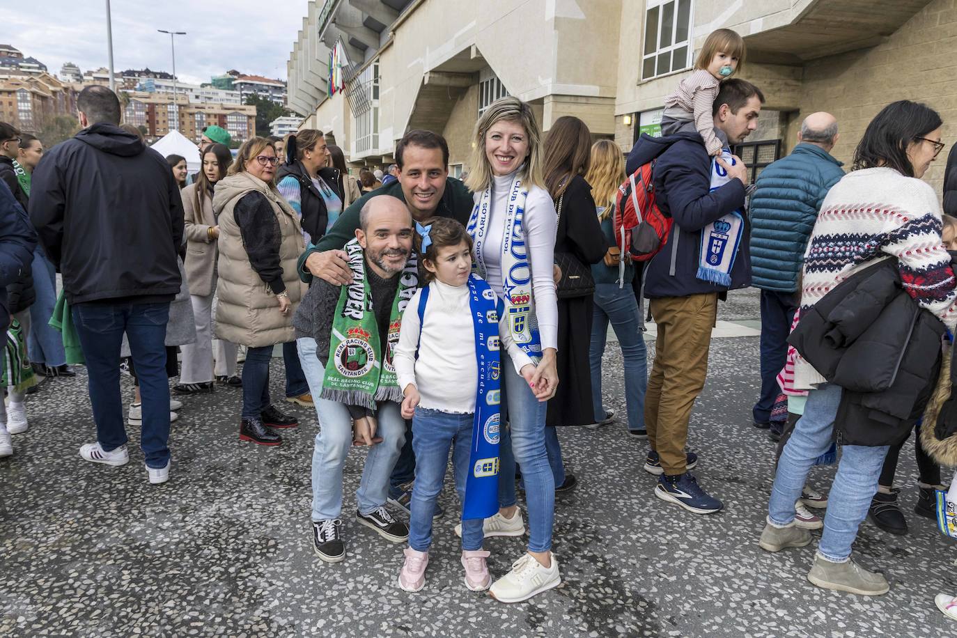 Aficionados del Racing y del Oviedo, en las inmediaciones del estadio poco antes de que comenzase el partido. 