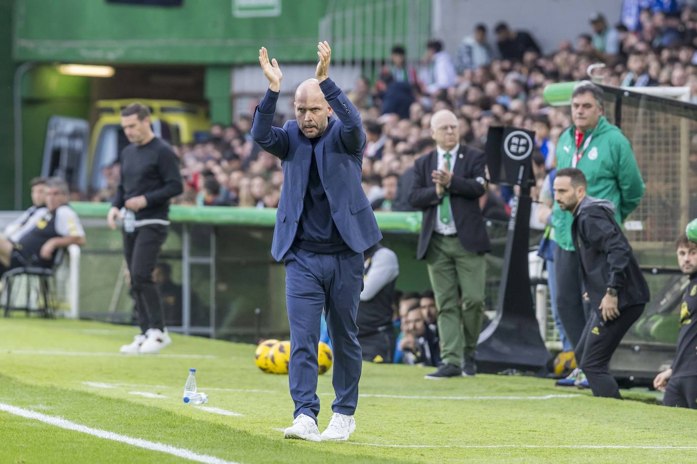 José Alberto aplaude a sus jugadores durante el encuentro. 