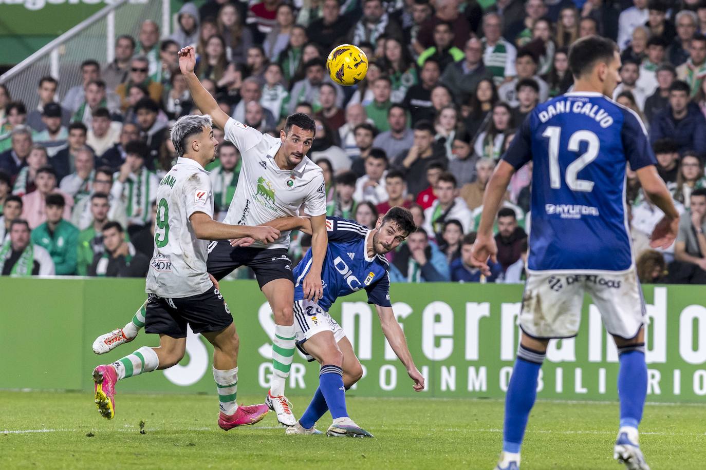 Arana, a la izquierda, junto a Pol Moreno, que salta para rematar de cabeza ante Dani Calvo del Oviedo.