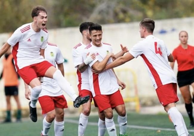 Los jugadores cántabros celebran uno de los goles.