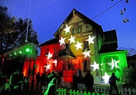 La casa de la cultura iluminada y de varios colores da la bienvenida a los visitantes.