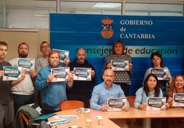 Los representantes de Stec, Anpe, Comisiones Obreras y Tú, este lunes encerrados en la Consejería de Educación.