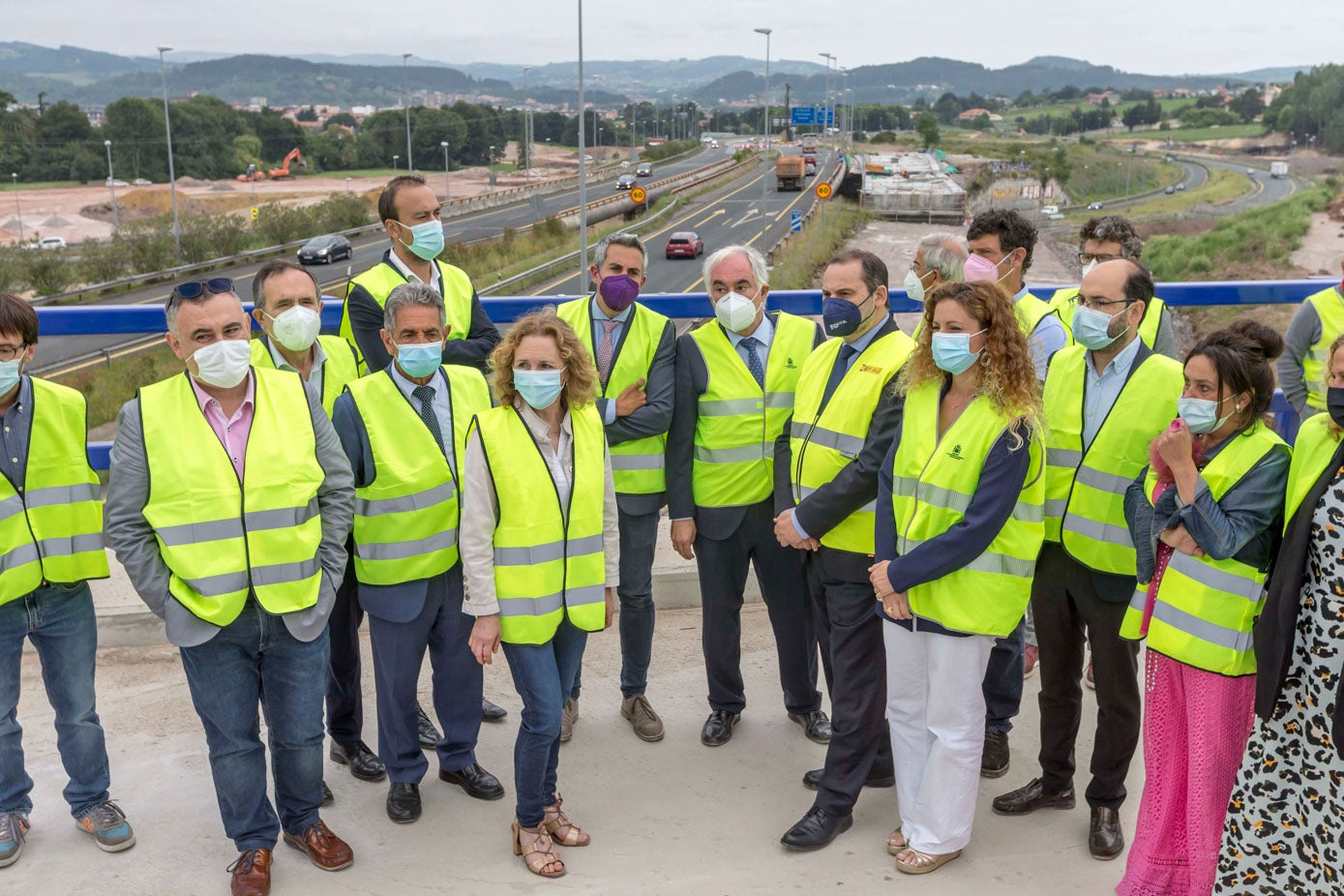 Visita de José Luis Ábalos, ministro de Transportes, Movilidad y Agenda Urbana, en junio de 2021, a las obras de construcción del enlace de Torrelavega, Sierrapando y Barreda durante la crisis sanitaria mundial del coronavirus.