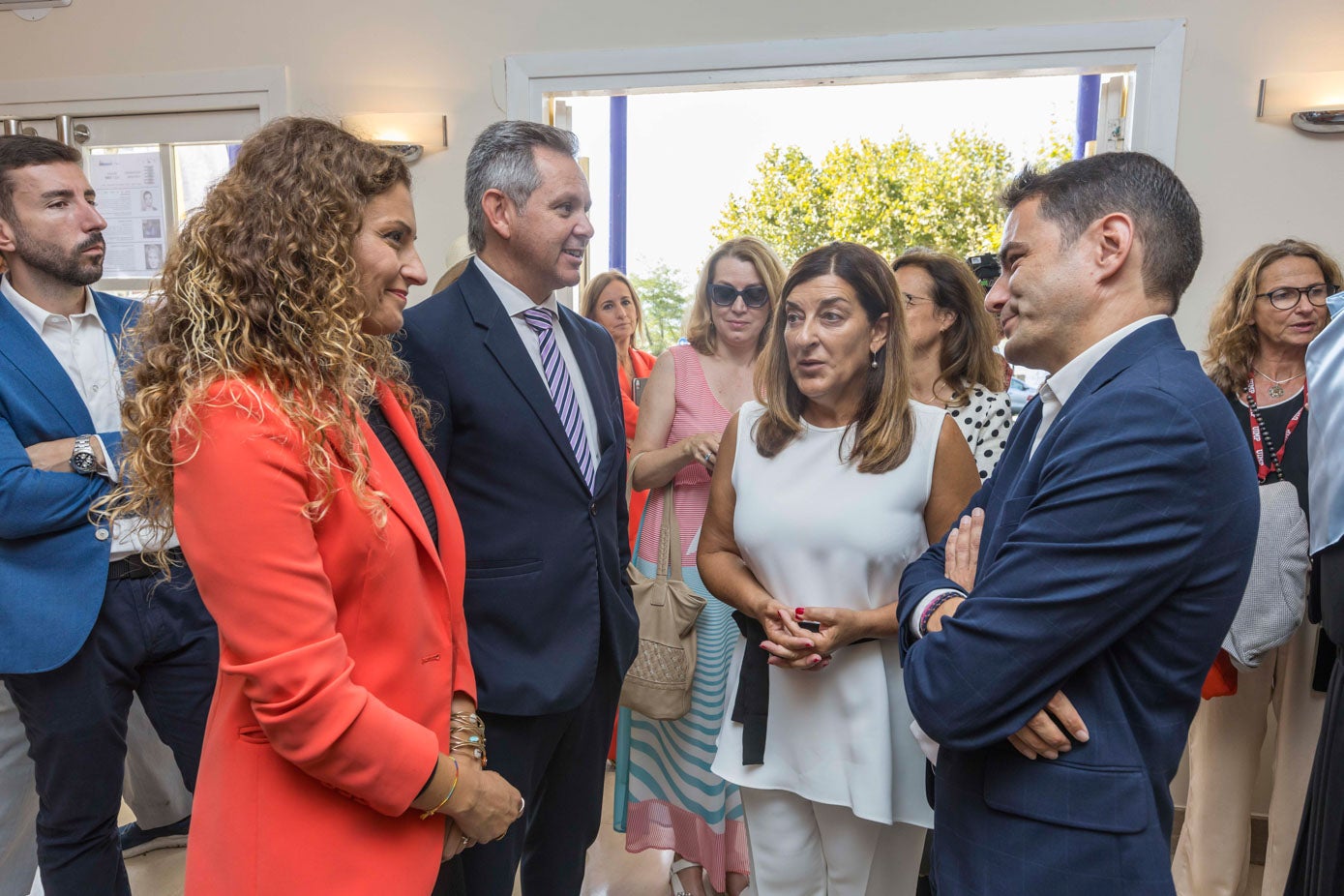 La delegada del Gobierno junto al ministro de Sanidad, José Manuel Miñones; la consejera de Cultura, Eva Guillermina Fernández; la presidenta de Cantabria, María José Sáenz de Buruaga, y el diputado socialista, Pedro Casarres, durante un acto en la UIMP en 2023