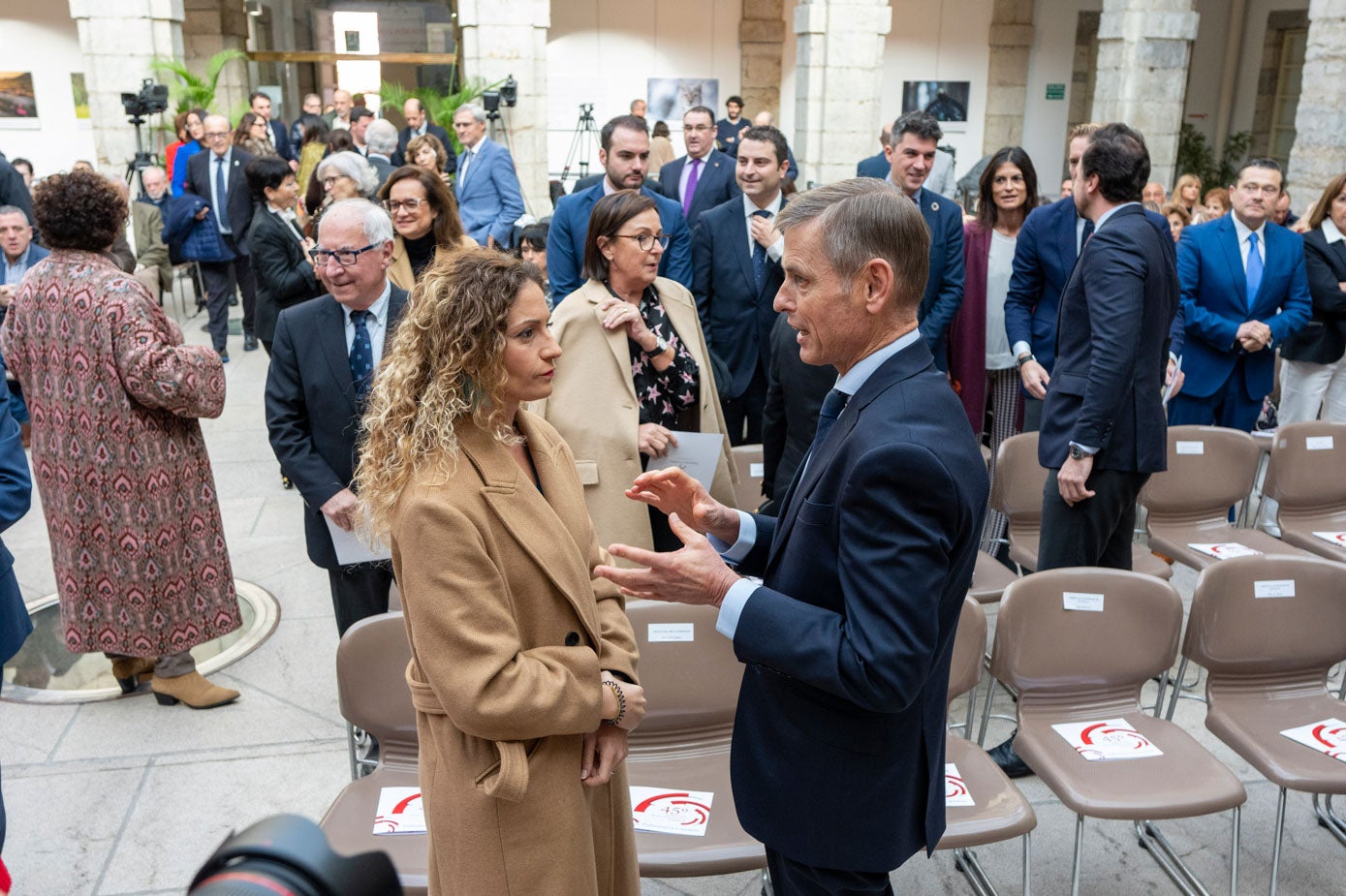 Celebración del 45 aniversario de la constitución española en el paralamento de Cantabria. Representantes políticos. En la imagen Quiñones junto al presidente del TSJC, José Luis López del Moral