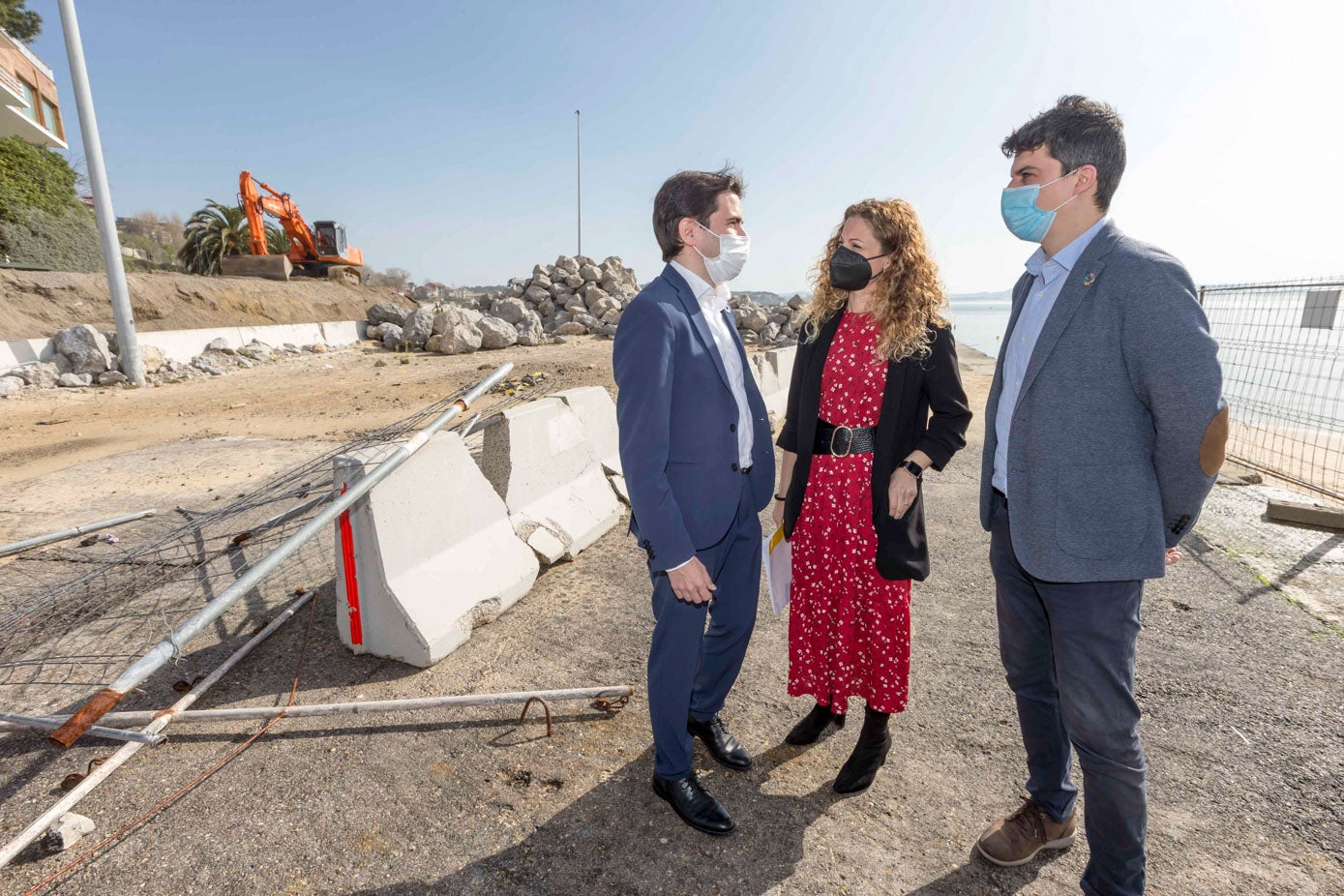 Retirada del material del segundo espigón, la maquinaria recoge el material acumulado en la playa de Los Peligros para la construcción del segundo espigón y lo transporta a un almacén de Demarcación de Carreteras.