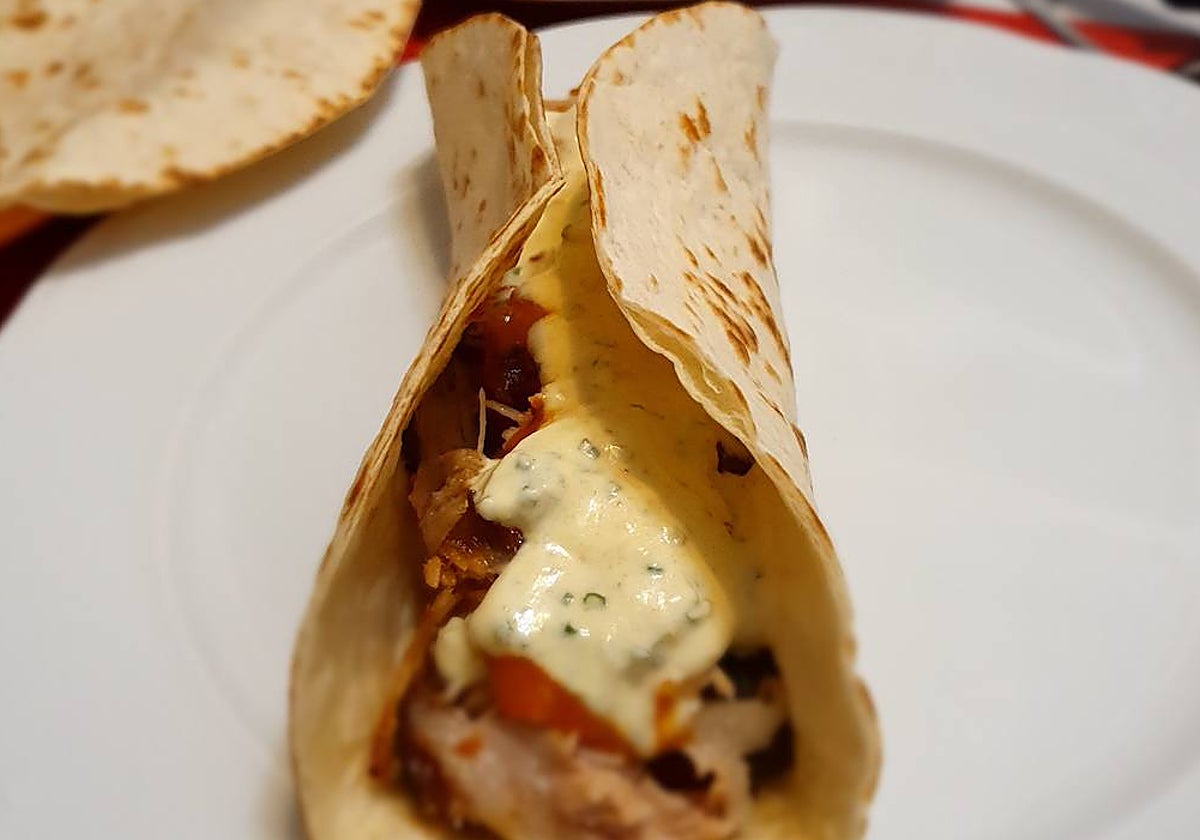 Taco de costilla de cerdo lacada con salsa de yogur.