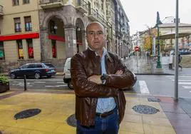 Julio Ricciardiello, ayer, junto a la Plaza Mayor de Torrelavega.