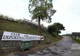 Accesos al complejo deportivo y de golf Club Shangri-la.