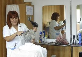 Los centros sociales de mayores de Cantabria recuperarán el servicio de peluquería el próximo año