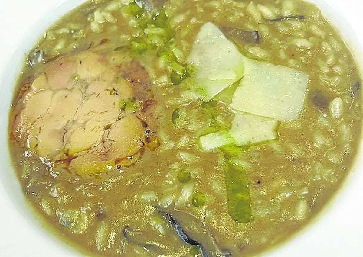 Imagen secundaria 1 - A la izquierda, risotto de setas con medallón de foie hecho en casa. A la derecha, presa ibérica con queso manchego y salsa trufada. 