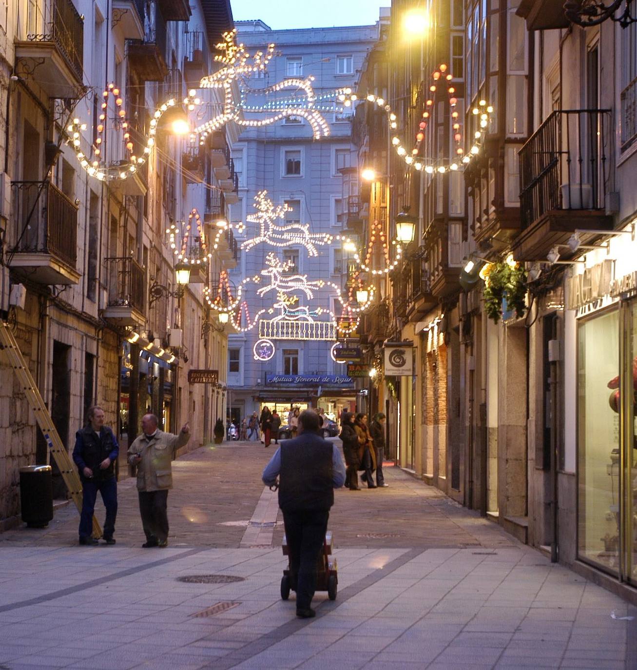 Así era la iluminación navideña hace veinte años en la calle del Medio: renos y bombillas redondas.