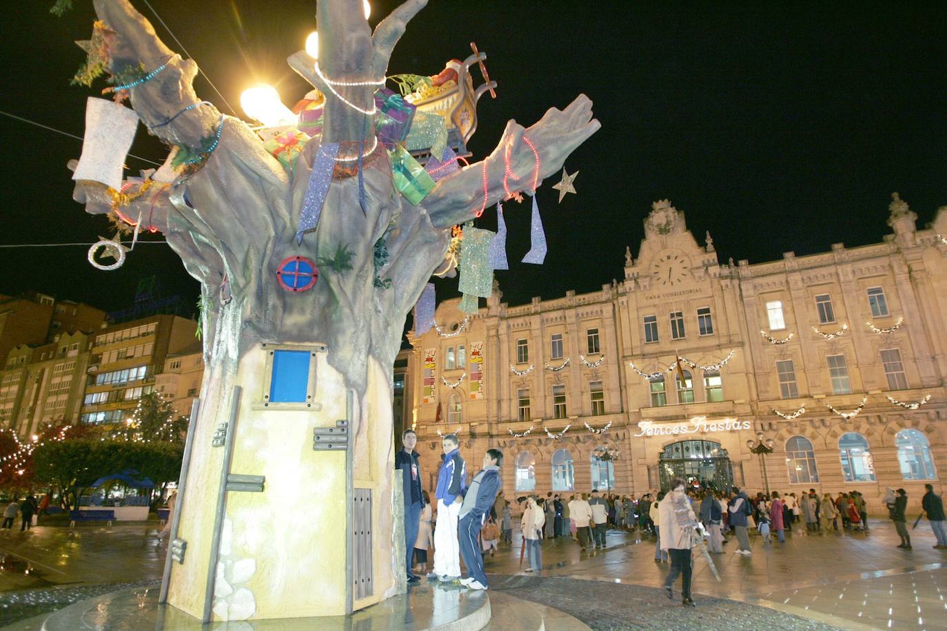 Un árbol con regalos y mucha brillantina presidía la Plaza del Ayuntamiento allá por el 2005.