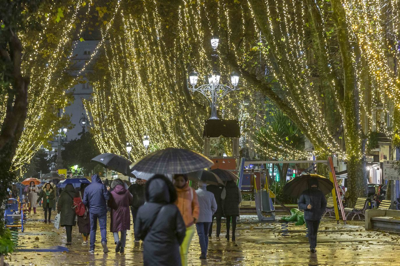 La Alameda de Oviedo estrenó decoración en 2022 y este año se vuelve a llenar de luz. Se ha convertido en una de las atracciones navideñas más icónicas de la ciudad.