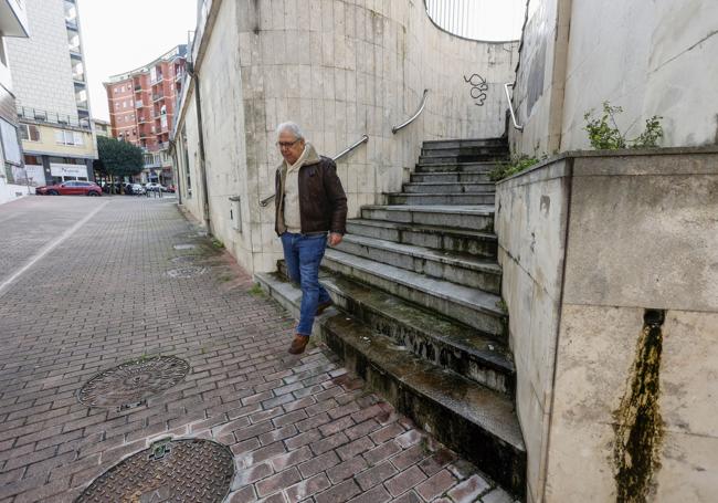 Gonzalo Llamosa, presidente de la Asociación de Vecinos, muestra la suciedad y las humedades de la escalera.