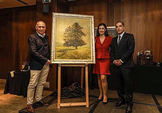 Manolo Higuera, en representación del Racing, recoge el Tejo Cántabro, obra de Joaquín Rubio, junto a Gema Igual y Eneko Valle.
