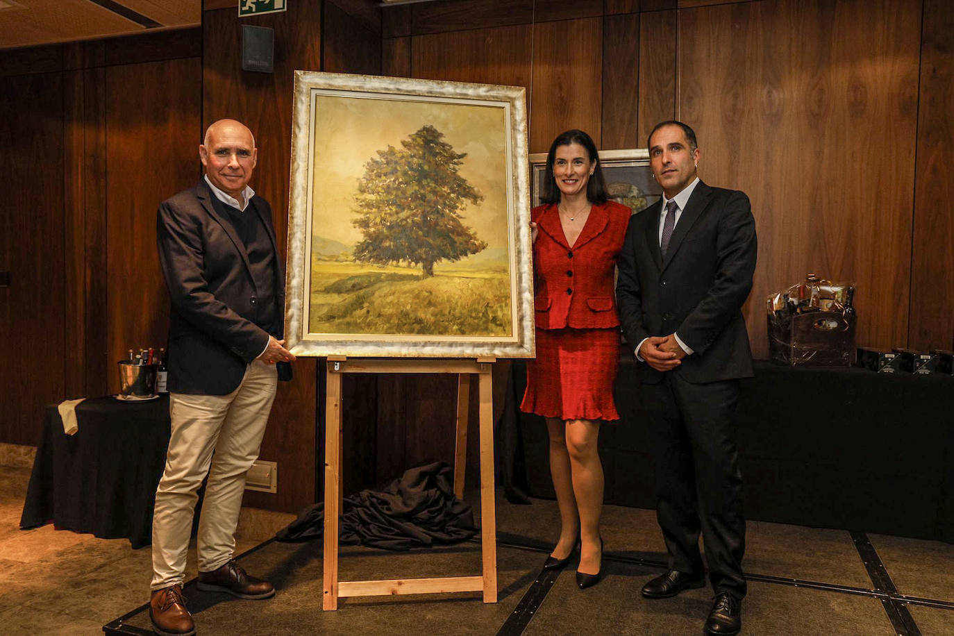 Manolo Higuera, en representación del Racing, recoge el Tejo Cántabro, obra de Joaquín Rubio, junto a Gema Igual y Eneko Valle.