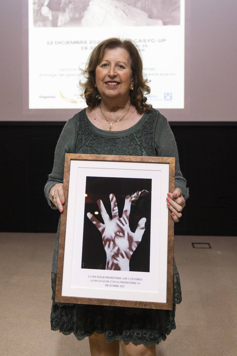 María Luisa Cuevas recordó que empezó en Altamira en abril de 1973 y «jamás olvidaré la emoción de abrir la puerta de la cueva y transmitir todo lo que sabía a los visitantes». Durante su intervención, la directora de Altamiraa, Pilar Fatás, recordó un viaje a Moscú donde fue a dar una conferencia y un historiador ruso se le acercó y le preguntó «por María Luisa». Al comentar esta anécdota, la sala comenzó a aplaudir y la que fuera guía de la Sala de Polícromos se ruborizó al saber que, como al resto de sus compañeros, se les recuerda con cariño. 