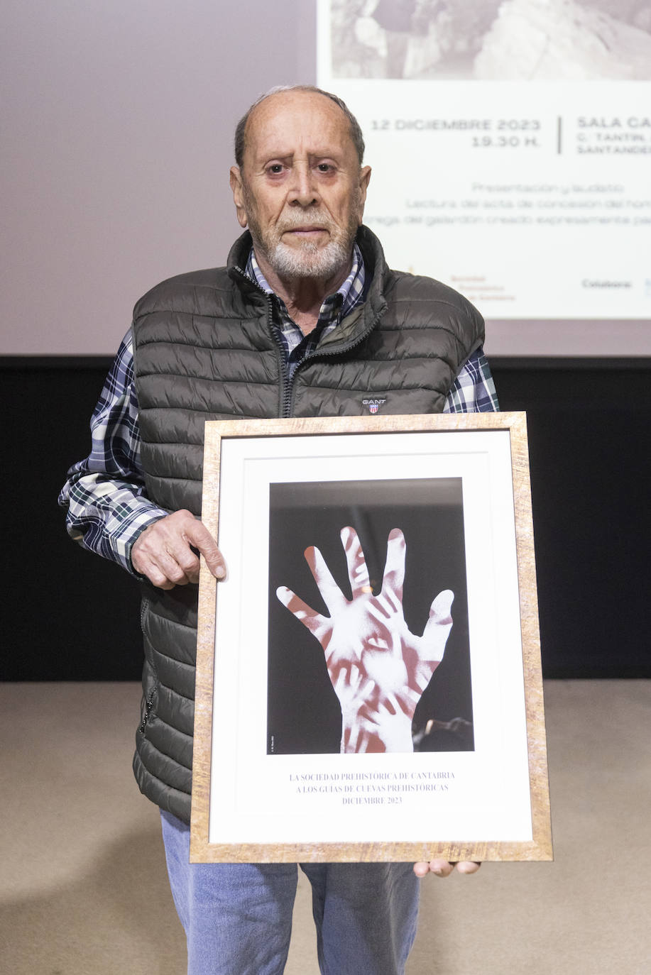 José María Ceballos reconoció que su trabajo durante 49 años en las cuevas del Monte del Castillo había sido «una especie de droga» y que, «aunque he dejado de trabajar, no he dejado de visitar cuevas. Siempre es una disculpa para salir de casa y seguir en la brecha del arte rupestre». 